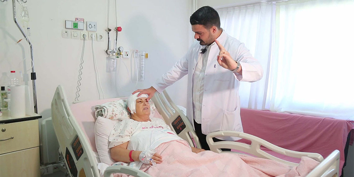 İzmir'de, beyin tümörü nedeniyle görme kaybı yaşayan emekli öğretmeni Necla Kara (65), tedavi için gittiği İzmir Katip Çelebi Üniversitesi (İKÇÜ) Atatürk Eğitim ve Araştırma Hastanesi'nde liseden eski öğrencisi olan Beyin ve Sinir Cerrahi Uzmanı Dr. Efecan Erişken'in gerçekleştirdiği operasyonla sağlığına kavuştu.