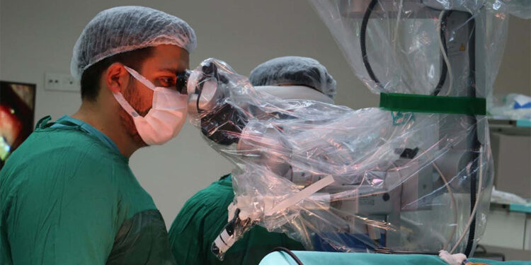 Görme kaybı yaşayan emekli öğretmen sağlığına kavuştu