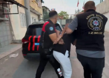 İzmir'de aranan şüphelilere operasyon