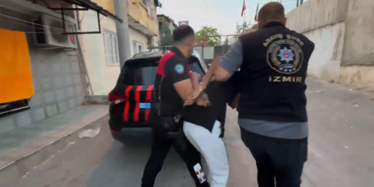 İzmir'de aranan şüphelilere operasyon