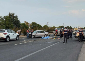 İzmir'de karşı şeride geçen otomobil 2 kişinin canını aldı