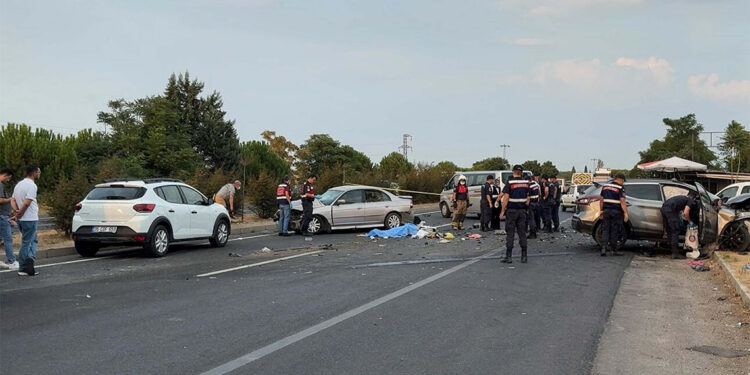 İzmir'de karşı şeride geçen otomobil 2 kişinin canını aldı