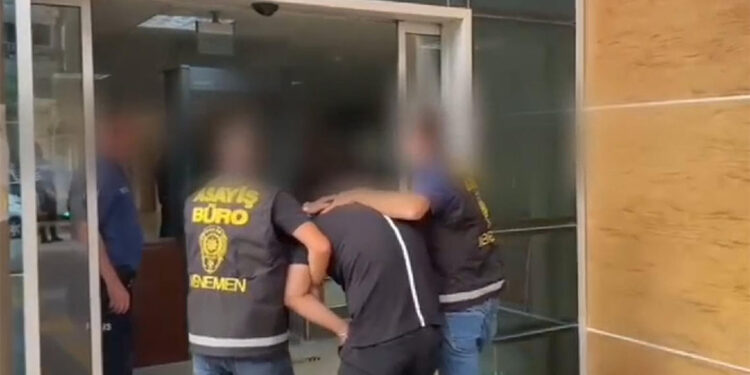 İzmir'de tabanca ve bıçaklı kavga; 4 yaralı