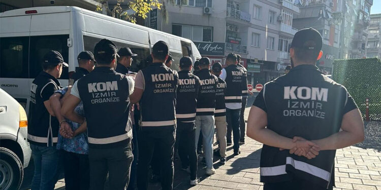 İzmir'de yasa dışı silah imalatı yapan şüphelilere operasyon