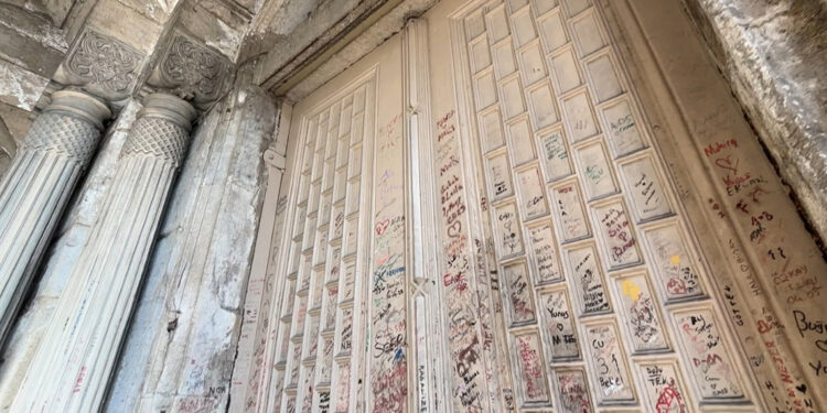 İki sarayı birbirine bağlayan tarihi geçit, yazı tahtasına döndü