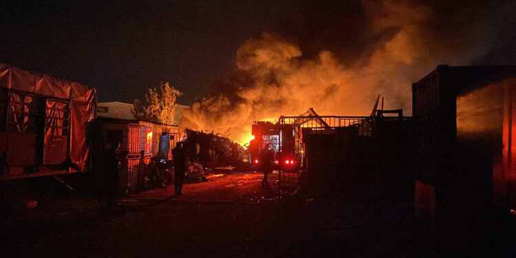 İnegöl'de geri dönüşüm tesisi alev alev yandı