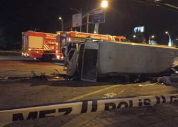 İşçi servis midibüsü ile otomobil çarpıştı: 1 ölü, 13 yaralı