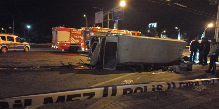 İşçi servis midibüsü ile otomobil çarpıştı: 1 ölü, 13 yaralı