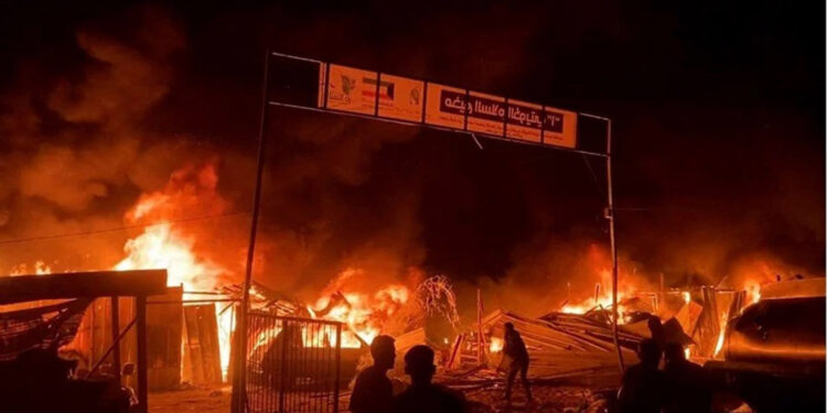 İsrail, Filistinlilerin kaldığı çadır kampı vurdu: 40 ölü