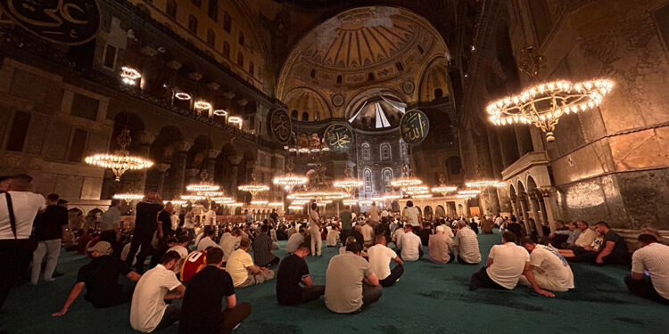 İstanbul'da Mevlit Kandili idrak edildi