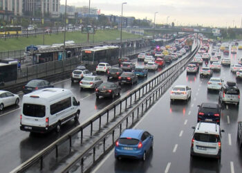İstanbul'da haftanın ilk iş gününde yağmur trafiği