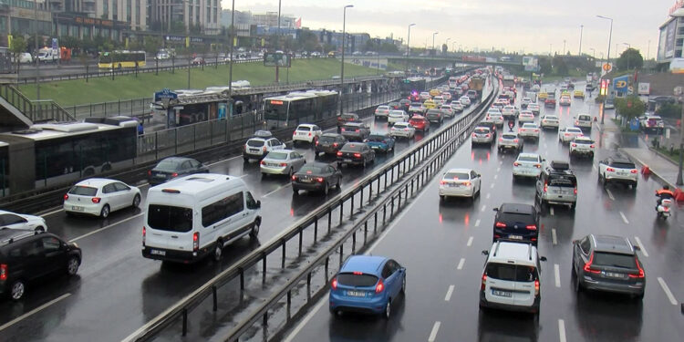 İstanbul'da haftanın ilk iş gününde yağmur trafiği