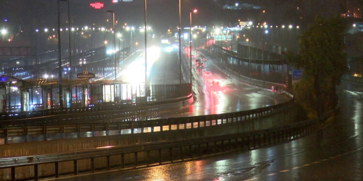 İstanbul'da yağış gece saatlerinde etkili oldu
