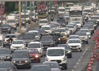 İstanbul'da yeni eğitim-öğretim yılının ilk günü trafik yoğunluğu oluştu