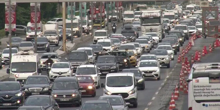 İstanbul'da yeni eğitim-öğretim yılının ilk günü trafik yoğunluğu oluştu