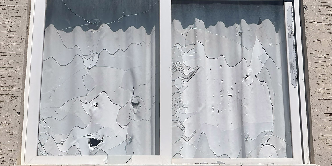 İstismar şüphelisinin evini taşlayıp, duvarlarına sprey boyayla yazı yazdılar