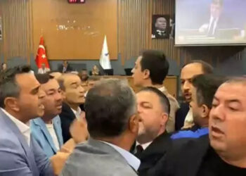 İzmir Büyükşehir Belediyesi'nin meclis toplantısında arbede çıktı