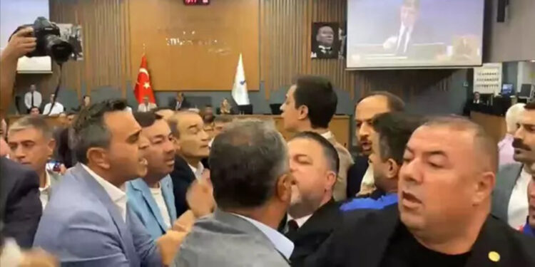 İzmir Büyükşehir Belediyesi'nin meclis toplantısında arbede çıktı