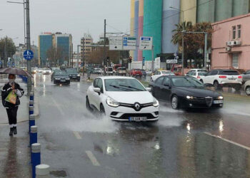 İzmir için gök gürültülü sağanak uyarısı