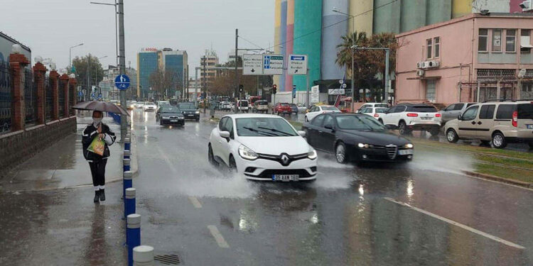 İzmir için gök gürültülü sağanak uyarısı