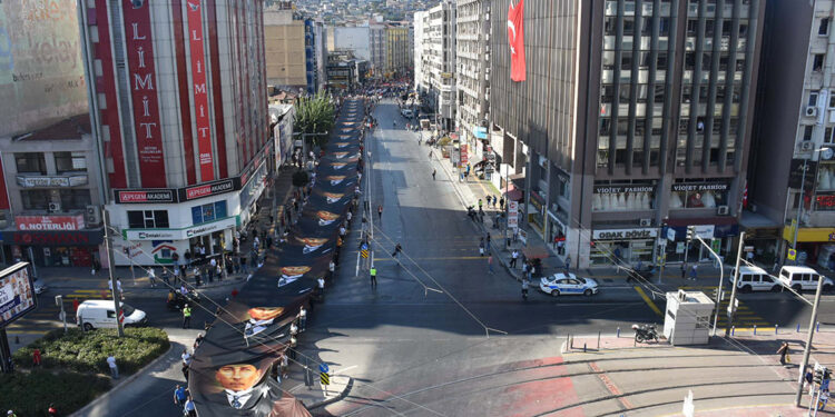 İzmir'de 350 metrelik dev Atatürk Posteri ile Zafer Yürüyüşü