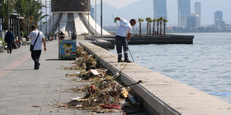 İzmir'de sağanak sonrası sahillerde kirlilik