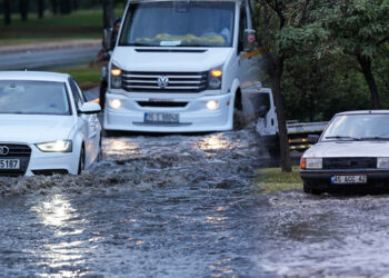 İzmir'de şiddetli sağanak: Caddeler suyla doldu, yol çöktü