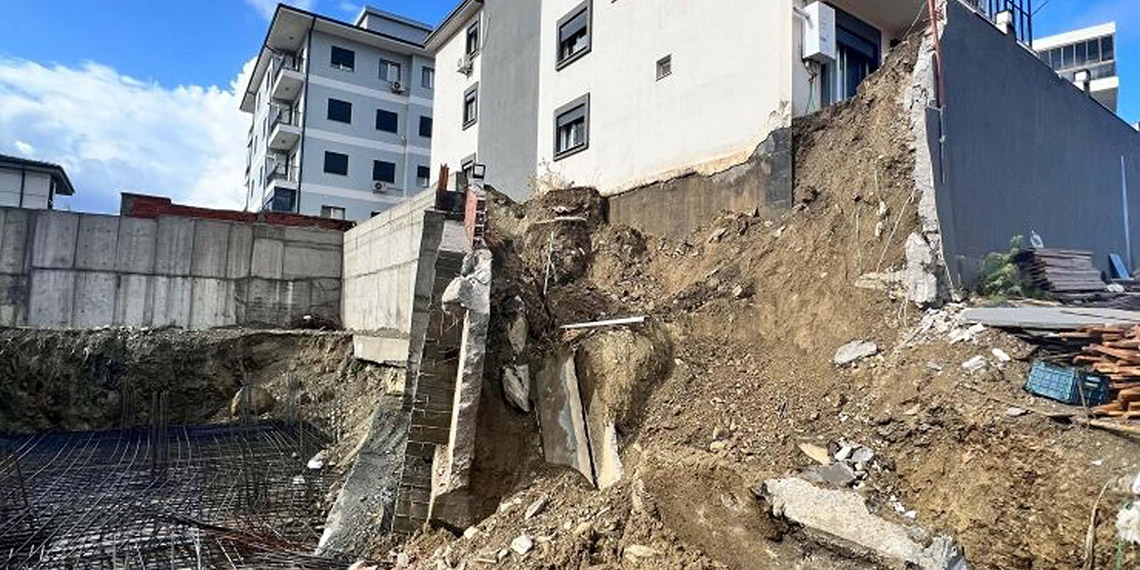 İzmir'de şiddetli sağanak: Caddeler suyla doldu, yol çöktü