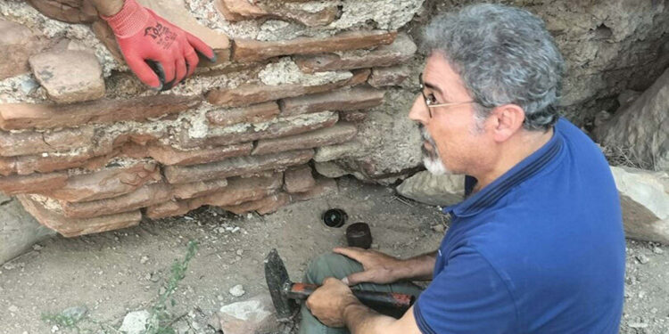 İzmir'deki 2 antik kent en az 3 kez depremlerle yıkılmış