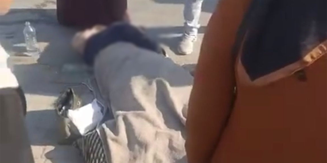 Kaldırımda yürürken TIR'ın ezdiği kadın öldü; yanındaki bebeği ağlarken, olay yerine gelen eşi sinir krizi geçirdi.