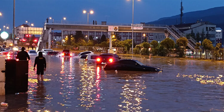 Karabük'te sağanak; araçlar yolda kaldı