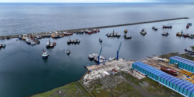 Karadeniz'de fırtına; balıkçı tekneleri limana sığındı