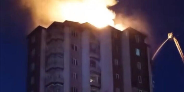 Kayseri'de 13 katlı binanın çatısında çıkan yangın korkuttu