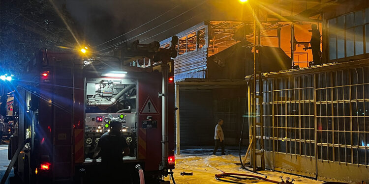 Kayseri'de bahçe mobilya imalathanesi yanarak kül oldu