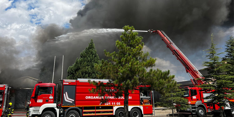 Kayseri'de sünger fabrikasında yangın