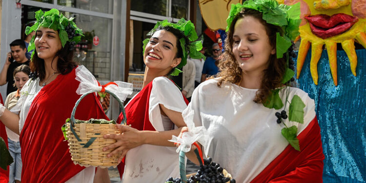 Bağ Bozumu Şenlikleri renkli görüntülerle başladı
