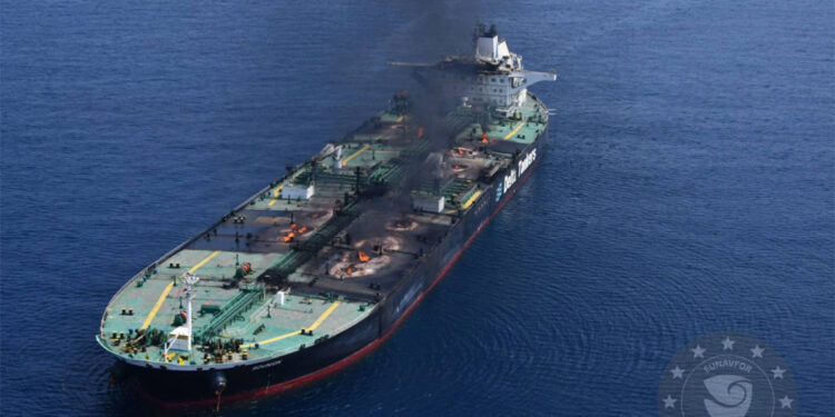 Husiler tarafından vurulan tanker gemisinde kurtarma operasyonu