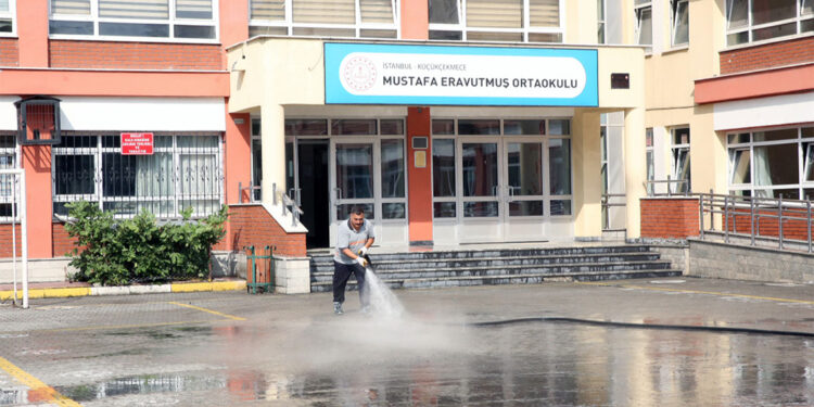 Küçükçekmece'de okullardaki bakım ve onarım çalışmaları sürüyor