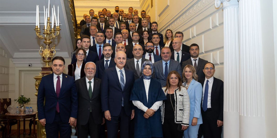TBMM Başkanı Kurtulmuş, Rusya’nın başkenti Moskova’da, Türkiye’nin Moskova Büyükelçisi Tanju Bilgiç’in ev sahipliğinde Rus-Türk İş Adamları Birliği üyeleriyle bir araya geldi.