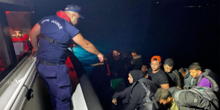 Kuşadası'nda 21 kaçak göçmen yakalandı