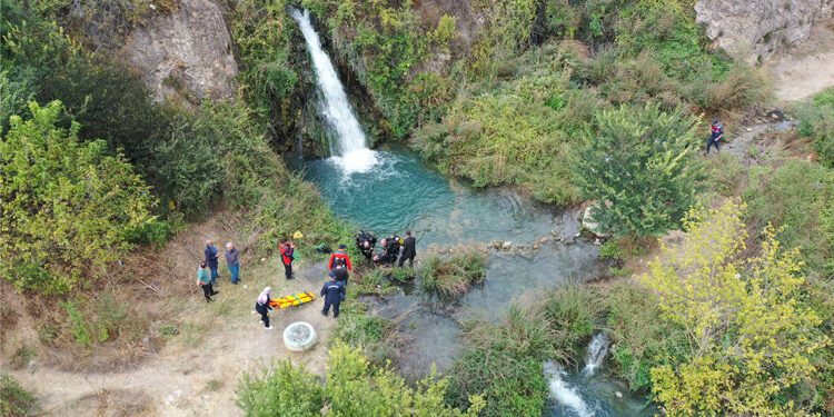 İki çocuğunu boğulmaktan kurtarırken kendisi hayatını kaybetti