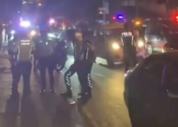 Kağıthane'de denetim noktasında otomobilin çarptığı polis yaralandı