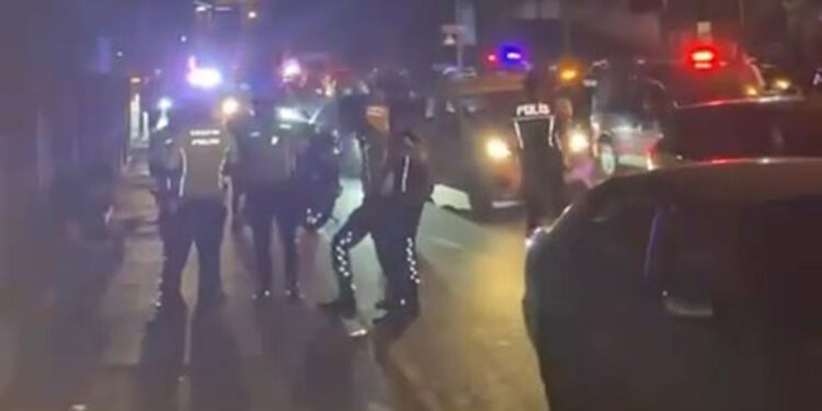 Kağıthane'de denetim noktasında otomobilin çarptığı polis yaralandı