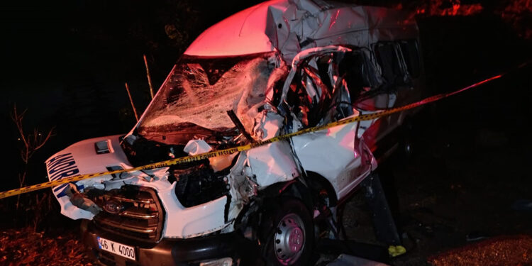 Kamyonla minibüs çarpıştı: 1 ölü, 2 yaralı