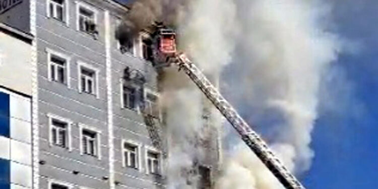 Kars'ta 7 katlı otelde yangın çıktı