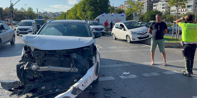 Kartal Sahil Yolu'nda kaza: 2'si çocuk 5 yaralı