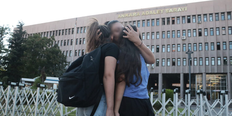 Kendisini bıçaklayan eski eşine çocukları göstermediği için hapis yatacak