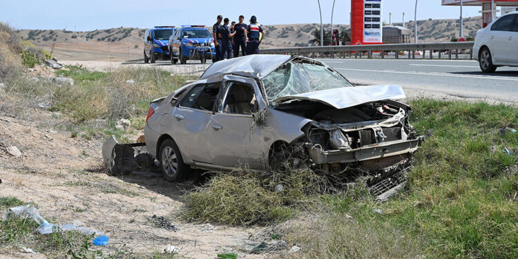 Kırıkkale'de otomobil su kanalına devrildi: 3 yaralı