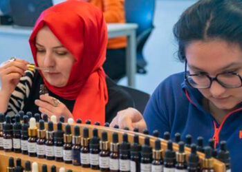 Koku uzmanlığı programının ilk mezunları sertifikalarını aldı