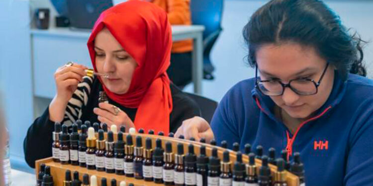 Koku uzmanlığı programının ilk mezunları sertifikalarını aldı